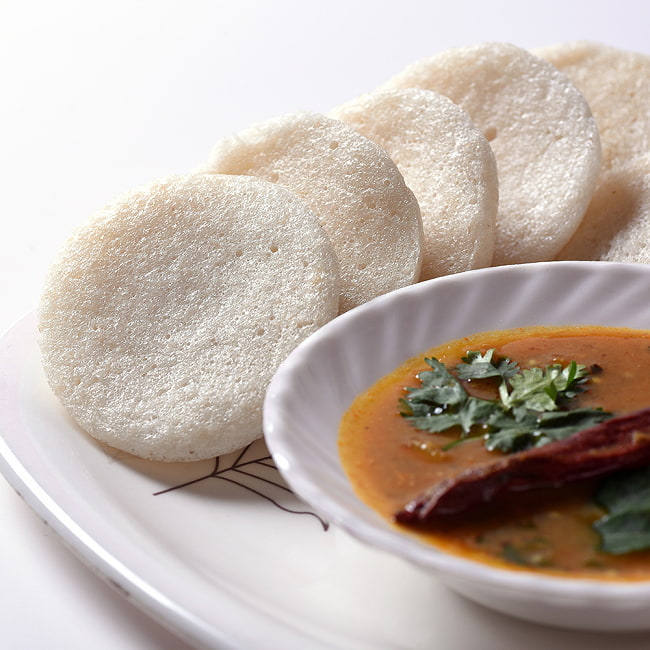 【6個セット】インドの軽食 ライス イドリーの素 - RICE IDLI Mix 【Gits】 6 - 本場のイドゥリはこんな感じです。見た目、甘そうに見えますが、実は酸味があり少し酸っぱいです。でもサンバルやチャツネによく合います。