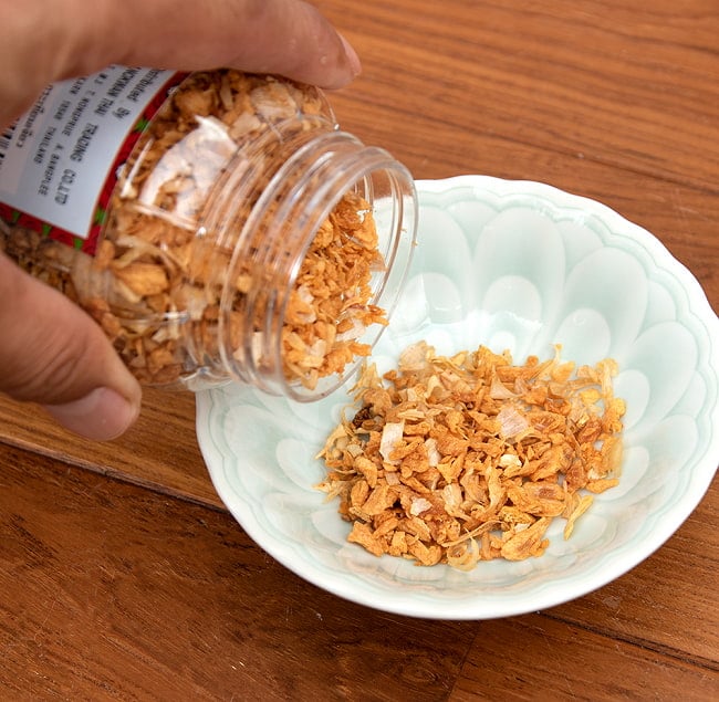 【5個セット】タイ産にんにく揚げ　ガティアムチョウ[110g] 5 - 中を開けてみました。ふんわりと香りが漂います