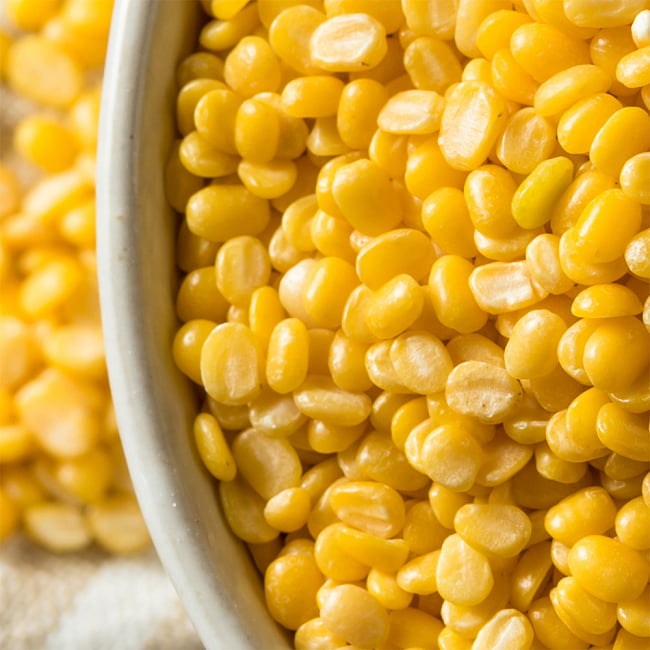 【5個セット】イエロームング　ダール Moong Dal Yellow (Mogar)【1kgパック】 3 - アップにすると、真ん中に線が入っています