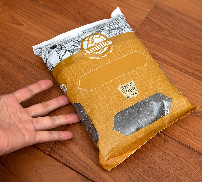 【5個セット】ブラックウラッド　ホール Urad Dal Whole【1kgパック】 7 - サイズ比較のために手に持ってみました