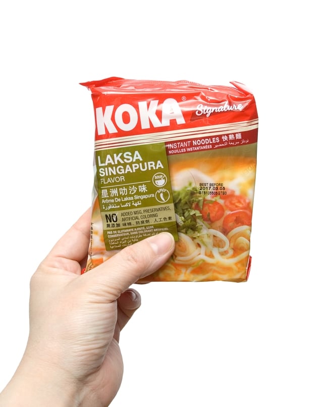 【12個セット】ラクサヌードル　シンガポール風 - Laksa Singapura Flavour 【KOKA】 5 - 手に持ってみました。お湯に入れて煮こむだけ。お手軽にラクサを楽しみましょう。
