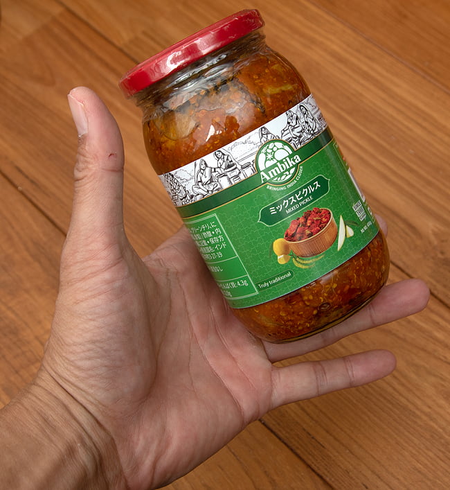 【6個セット】インドのピクルス （アチャール）ー ミックス 【RAJ】 5 - サイズ比較のために手と一緒に