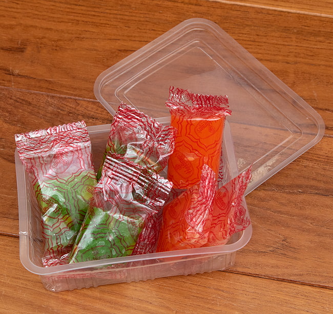 【6個セット】インドのお菓子 ジェリー ビーンズ風不思議菓子 バダム ハルワ - Badam Halwa 5 - 中を開けてみました。プラスチックのパッケージの中にハルワが入っています