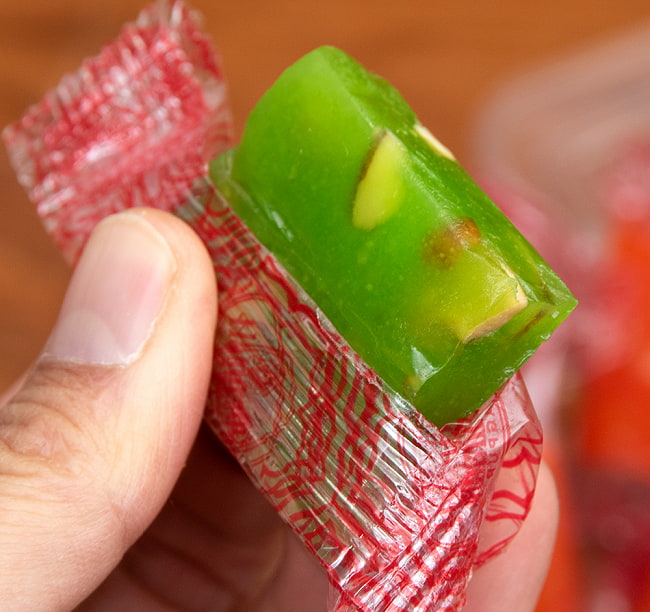 【6個セット】インドのお菓子 ジェリー ビーンズ風不思議菓子 バダム ハルワ - Badam Halwa 8 - 個別包装を開けてみました