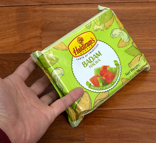 【6個セット】インドのお菓子 ジェリー ビーンズ風不思議菓子 バダム ハルワ - Badam Halwa 9 - サイズ比較のために手に持ってみました