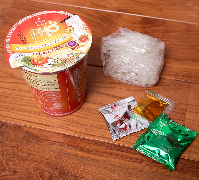 【6個セット】フォー ベトナムスタイル カップ麺 【VIFON】 チキン風味 4 - 麺、かやく、調味オイル、スープ粉末が個包装で入っています。