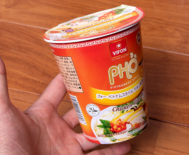 【6個セット】フォー ベトナムスタイル カップ麺 【VIFON】 チキン風味 5 - 手に持ってみました。持ちやすい、細長カップです。