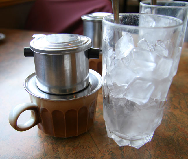 ベトナム コーヒー ココナッツバニラ [250g] 【KUKU】 3 - ベトナム式は、コップの上に直接おいてドリップします。