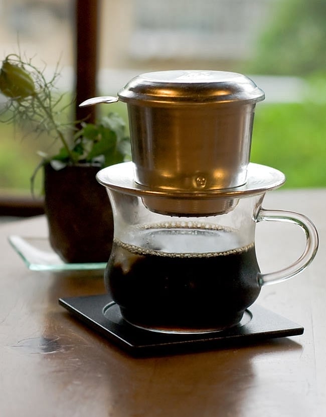 ベトナムのアルミコーヒーフィルター【落し蓋付き】 4 - ベトナム式は、コップの上に直接乗せてドリップします。