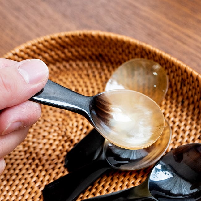 水牛の角の茶さじ　スプーン　美しいべっ甲模様[約9cm×4cm] 6 - このくらいのサイズ感になります