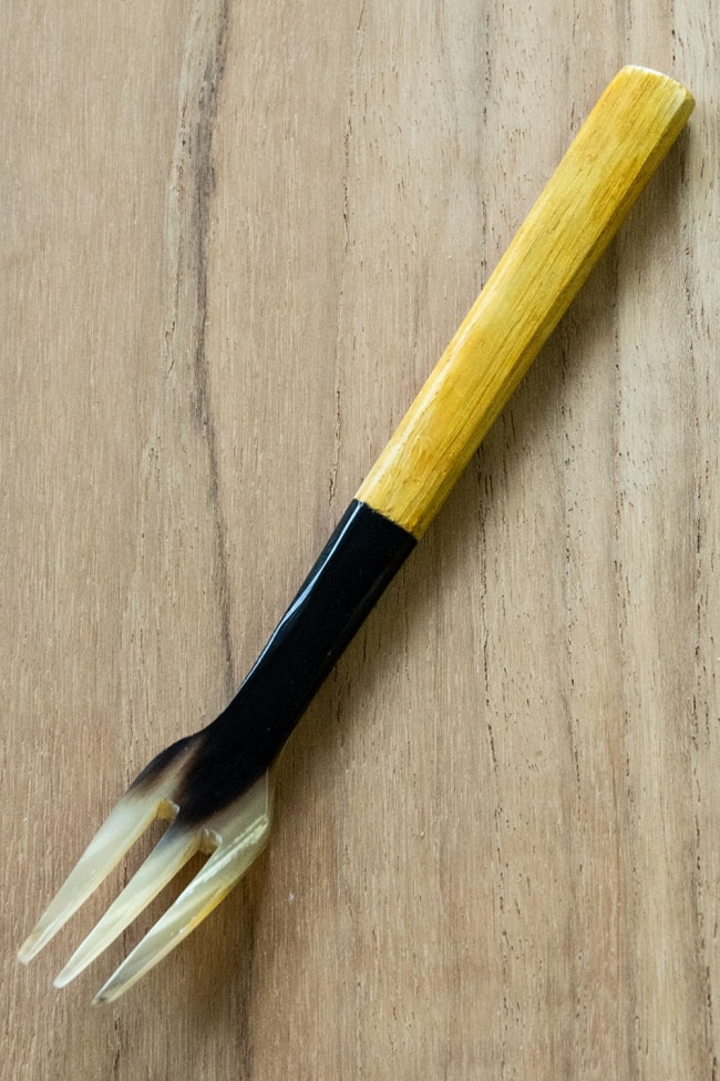 水牛の角とバンブーのフォーク　美しいべっ甲模様[約14cm×2cm]の写真食器,アジア 食器,ベトナム 食器,水牛,キャトルホーン,べっ甲柄,カトラリー