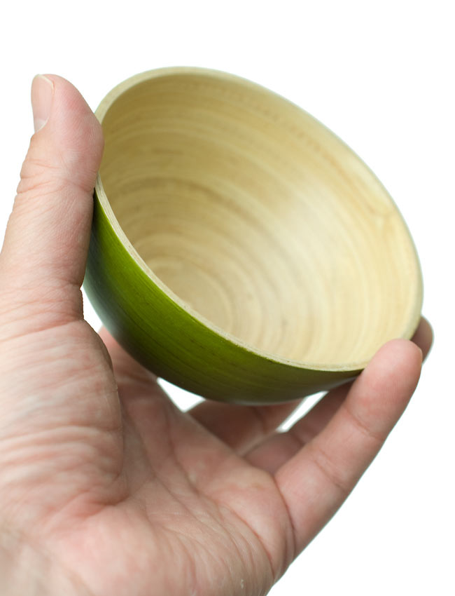 ベトナムの竹食器 - 小鉢 薄緑(直径10cm程度) 4 - 手に取るとこれくらいの大きさです。