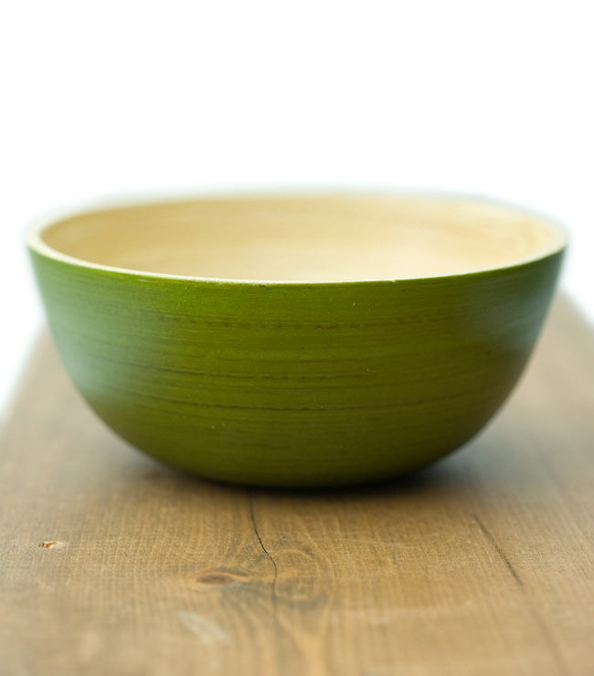 ベトナムの竹食器 - 小鉢 薄緑(直径10cm程度)の写真