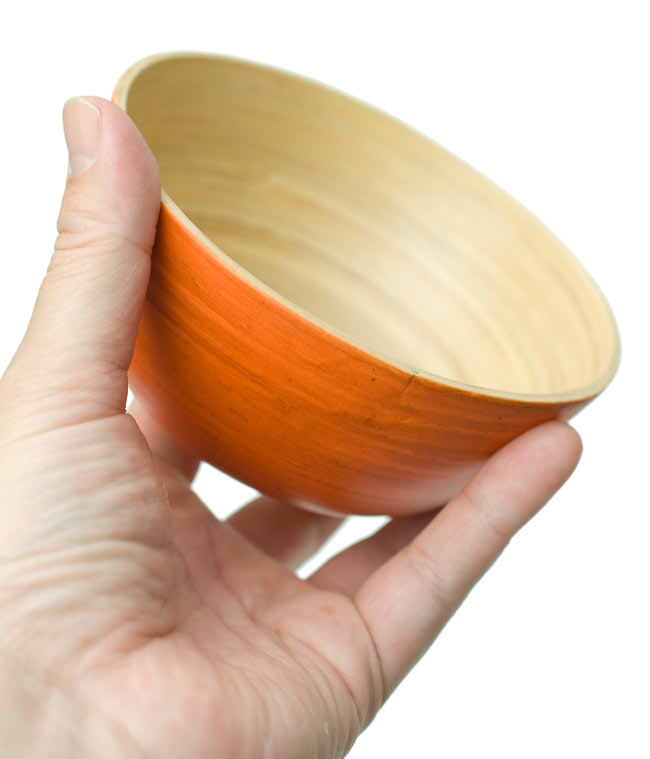 ベトナムの竹食器 - お椀 橙(直径12cm程度) 4 - 手に取るとこれくらいの大きさです。
