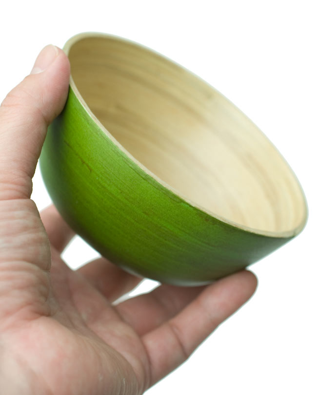 ベトナムの竹食器 - お椀 薄緑(直径12cm程度) 4 - 手に取るとこれくらいの大きさです。