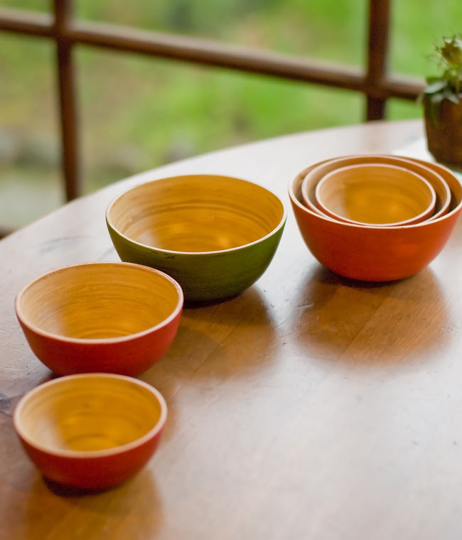ベトナムの竹食器 - お椀 薄緑(直径12cm程度) 5 - 手前から豆皿・小鉢・お椀のそれぞれのサイズを並べてみました。また、3つのサイズを重ねて収納することもできます。
