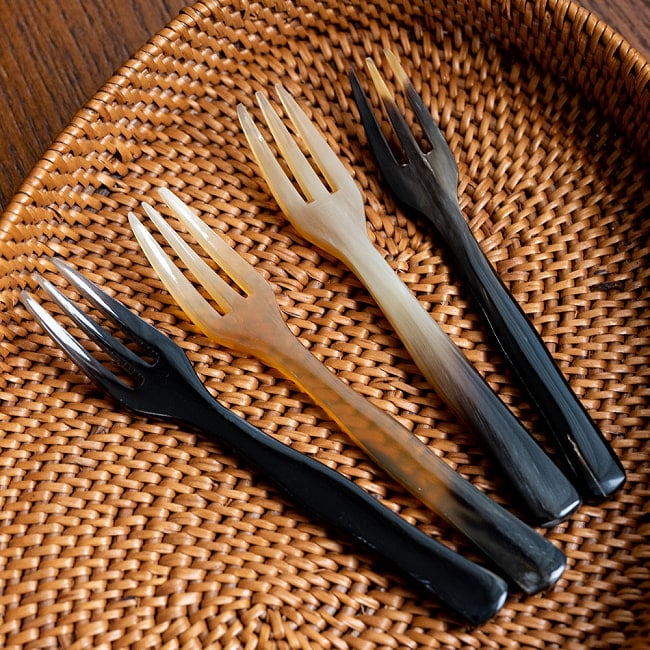 キャトルホーン　水牛の角のミニフォーク　美しいべっ甲模様[約11.5cm×1.7cm] 2 - 水牛の角から作られた商品ですので、パターンや色合いは写真のように全て異なります。ご理解の上、お買い求めください
