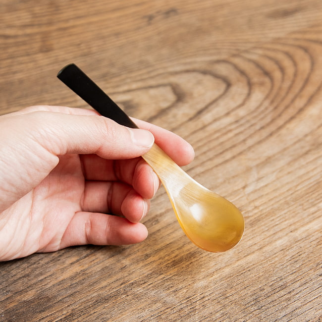 キャトルホーン　水牛の角のデザートスプーン　美しいべっ甲模様[11cm×2.5cm] 7 - 手に持ってみました