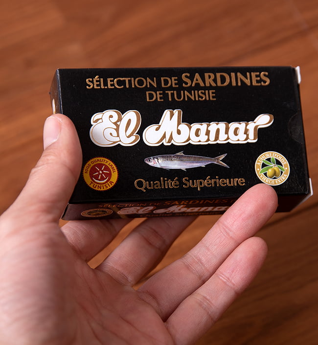 エキストラバージン オリーブオイル漬け - オイルサーディン - SELECTION DE SARDINES DE TUNISIE 【El Manar】 6 - サイズ比較のために手に持ってみました