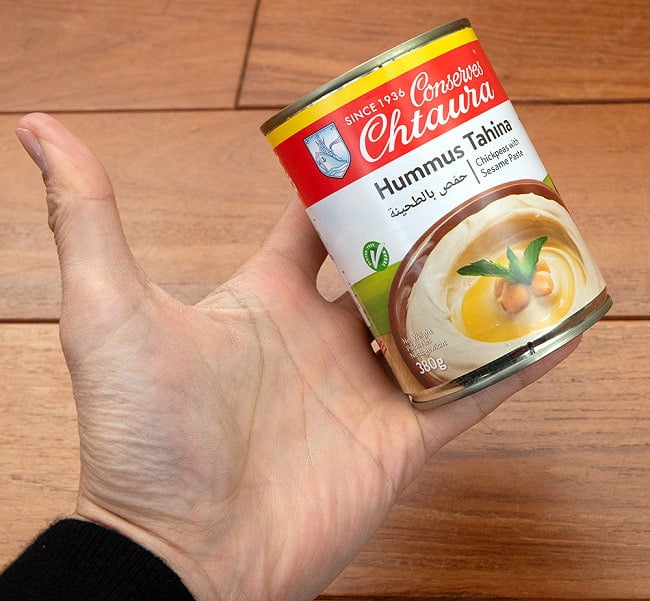 ひよこ豆のペースト ゴマペースト入り‐ ホムモス - Hummus Tahina 380g 【Conserves Chtaura】 4 - サイズ比較のために手に持ってみました
