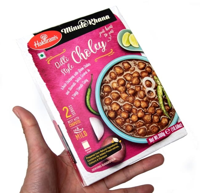 【Haldiram’s DILLI STYLE CHOLEY 300g】インド デリーのひよこ豆カレー 4 - サイズ比較のために手に持ってみました