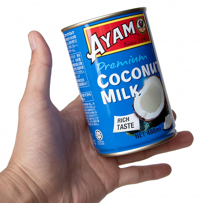 プレミアム ココナッツミルク 400ml - Coconut Milk 【AYAM】 3 - サイズ比較のために手に持ってみました