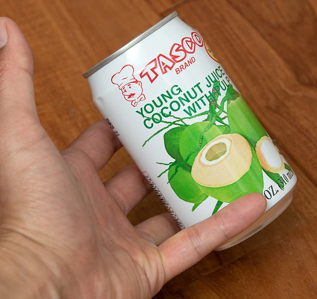 ココナッツジュース - YOUNG COCONUT JUICE WITH PULP[350ml] 4 - サイズ比較のために手に持ってみました