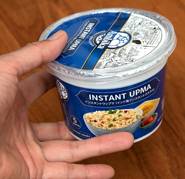 インスタント ウプマ - INSTANT UPMA インド風インスタントクスクス[60g] 5 - サイズ比較のために手に持ってみました