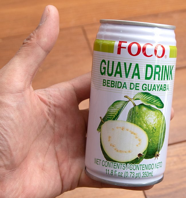 グアバジュース - GUAVA DRINK - FOCO[350ml] 4 - サイズ比較のために手に持ってみました
