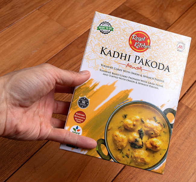 カディ パコダ - KADHI PAKODA 2人前 285g【Regal Kitchen】 5 - サイズ比較のために手に持ってみました