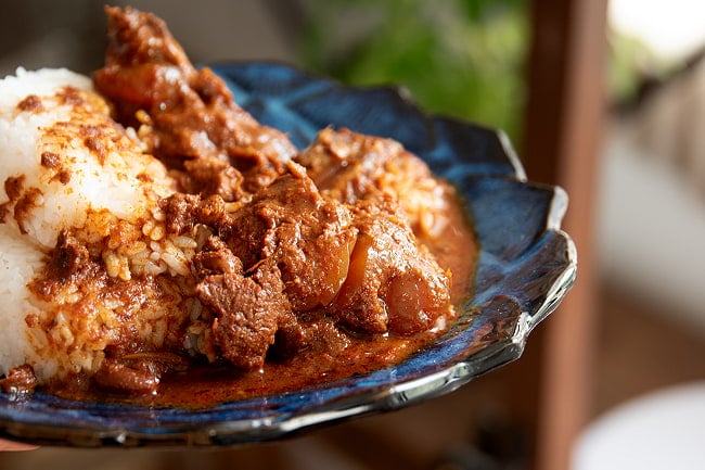 地球の歩き方監修のカレー　タイの ゲーンハンレー 4 - ごろりとお肉が入っています。