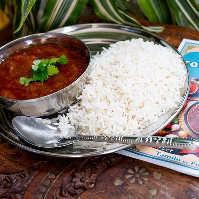 【スリマンガラム直伝】マハリンガムシェフ監修 トマトスパイスチキンカレー180g 5 - お皿に出してパクチーを添えてみました。