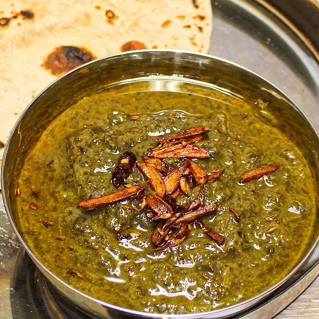 【2人前】DESI SARSON KA SAAG サルソン・カ・サーグ パンジャブ地方の冬のカレー 【LAZZAT】 425g 4 - 中身はこのような状態です。たっぷりのギーでテンパリングし、ロティと合わせてお楽しみください。