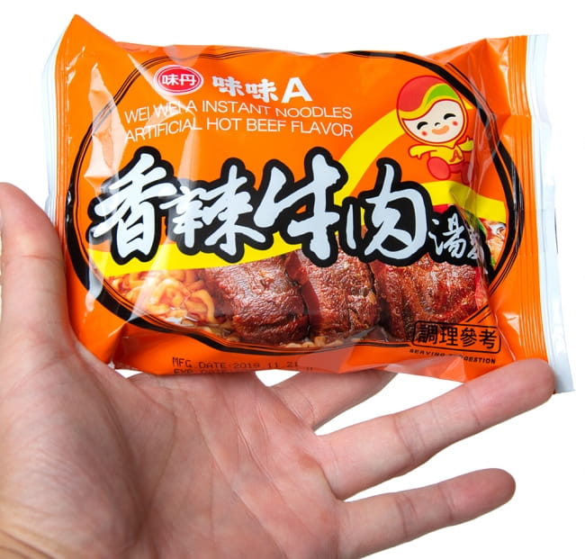 味味A 台湾ラーメン　香辣牛肉(辛口ビーフ)味 80g 3 - サイズ比較のために手に持ってみました