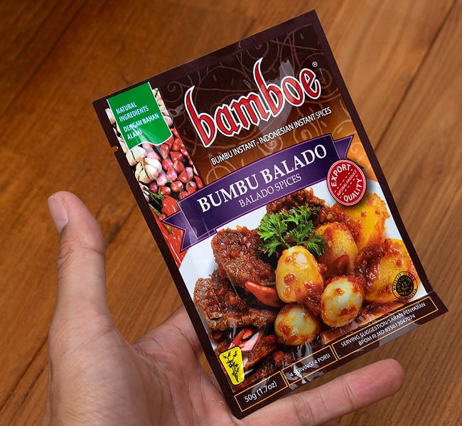 【bamboe】Bumbu Balado インドネシア料理 - スパイシー炒物料理の素ブンブ・バラド  4 - サイズ比較のために手と一緒に
