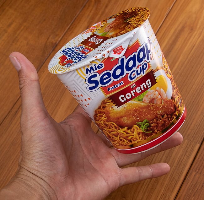 【Mie Sedaap】Mie Goreng インドネシア風焼きそばカップ ミーゴレン味 3 - サイズ比較のために手と一緒に