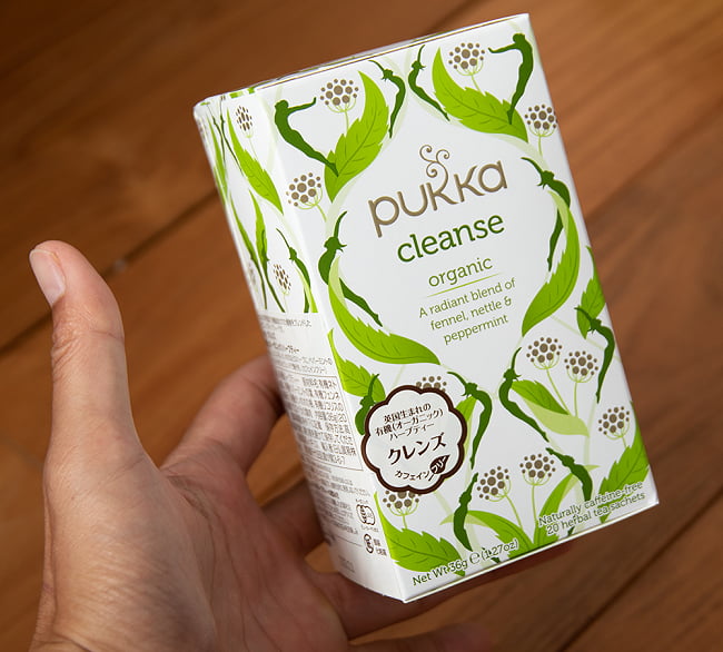 【PUKKA】cleanse -  クレンズ - オーガニックハーブティー(カフェインフリー)  5 - サイズ比較のために手に持ってみました