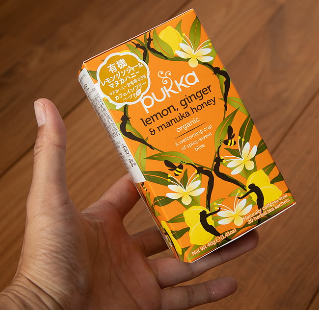 【PUKKA】lemon ginger & manuka honey - レモンジンジャー&マニカハニー - オーガニックハーブティー(カフェインフリー) 5 - サイズ比較のために手に持ってみました