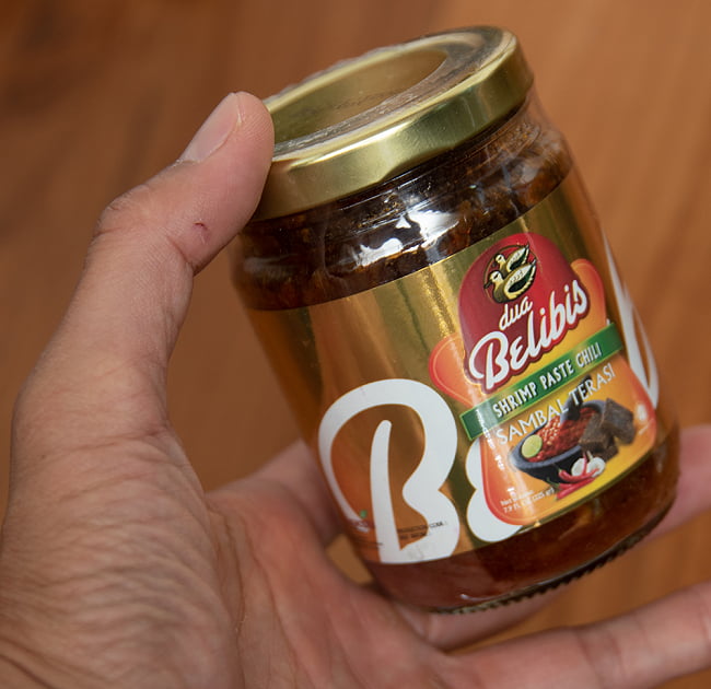 【dua Belibis】Sambal Terasi サンバルトラシ(海老入りチリソース)  3 - サイズ比較のために手と一緒に撮影しました