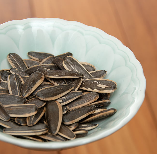 食用ひまわりの種 - オリジナル 5 - この様なひまわりの種が中にはいっています