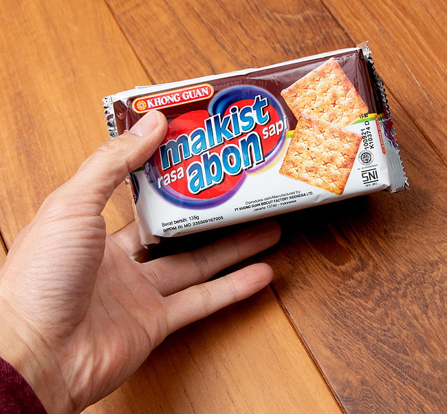 ビーフ風味クラッカー -  MALKIST RASA ABON SAPI【KHONG GUAN】 5 - サイズ比較のために手に持ってみました