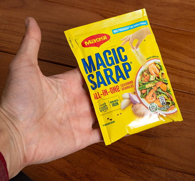 Magic Sarap - マジックサラップ オールインワン調味料 グラニュール  【Maggi】 5 - サイズ比較のために手に持ってみました