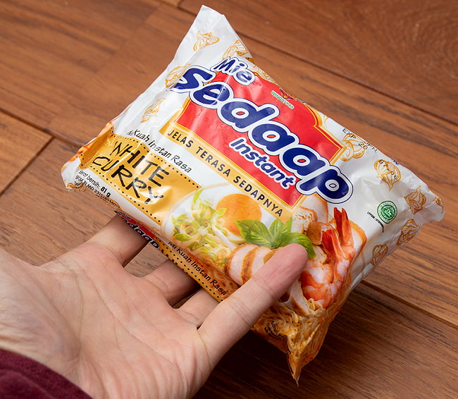 【Mi Sedaap】インスタントヌードル WHITE CURRY  ホワイトカレー味 4 - サイズ比較のために手と一緒に撮影しました