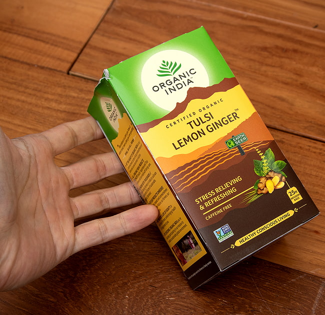 トゥルシーティ　レモンジンジャー TULSI LEMON GINGER  (25包) 【Organic India】 4 - サイズ比較のために手に持ってみました