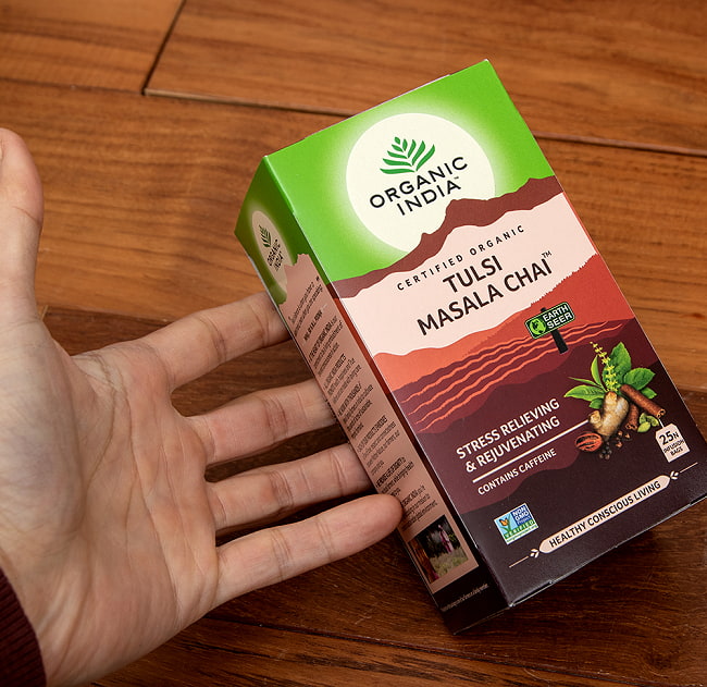 トゥルシーティ　 マサラチャイ MASALA CHAI(25包) 【Organic India】 4 - サイズ比較のために手に持ってみました