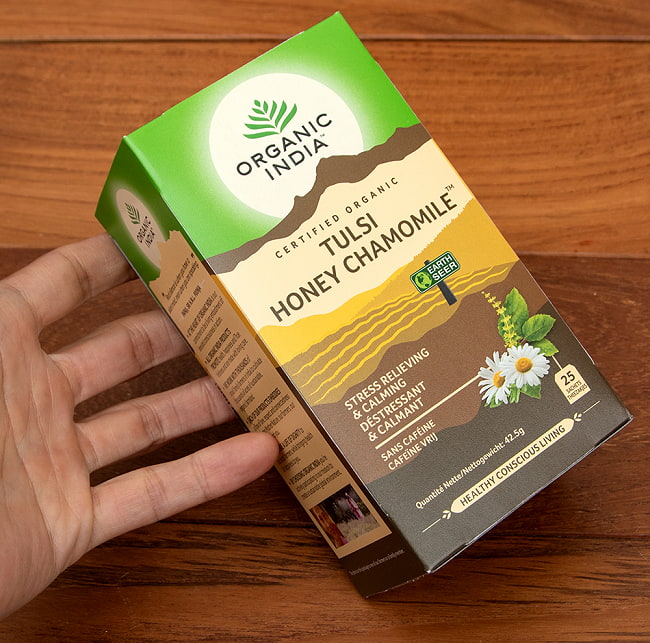 トゥルシーティ　 ハニー　カモミール HONEY CHAMOMILE(25包) 【Organic India】 4 - サイズ比較のために手に持ってみました