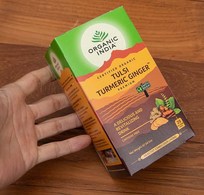 トゥルシーティ　 ターメリックジンジャー TULSI TURMELIC GINGER(25包) 【Organic India】 4 - サイズ比較のために手に持ってみました