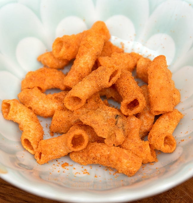 旨辛マカロニスナック - Makaroni Krispi Level 15  【BonCabe】 4 - 中には辛味＆旨味パウダーがたっぷりと振りかけられているマカロニスナックが入っています