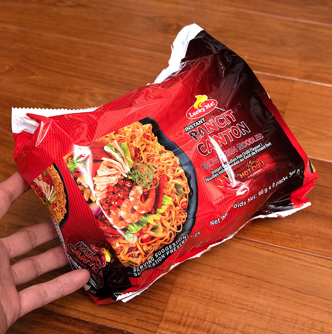 【お得な6個入り大袋】インスタント ヌードル - パンチットカントン ホットチリ味  PANCIT CANTON CHOW MEIN NOODLES【Lucky Me!】 4 - サイズ比較のために手に持ってみました