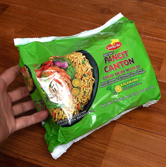 【お得な6個入り大袋】インスタント ヌードル - パンチットカントン カラマンシー味  PANCIT CANTON CHOW MEIN NOODLES【Lucky Me!】 4 - サイズ比較のために手に持ってみました